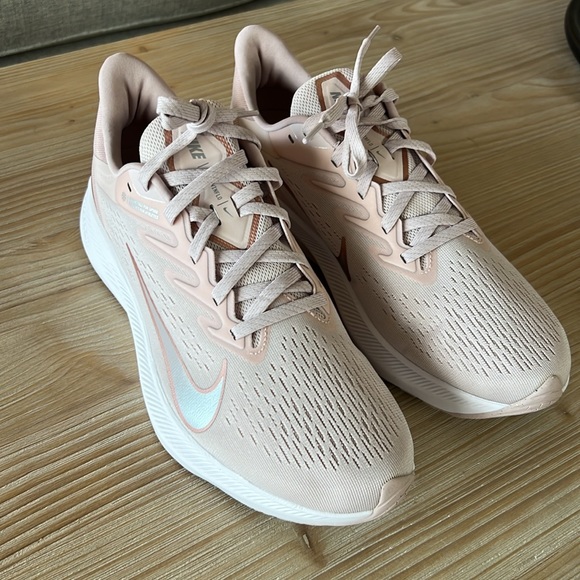 New Nike Winflo 10 Women's Road Running Shoes Size 11 - Picture 3 of 7